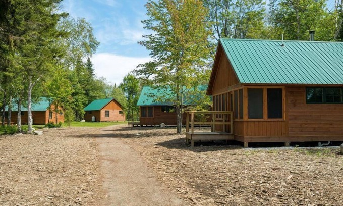 Greenville House | Cabin, Queen 2 Twins, Kitchenette and Shared Bathroom