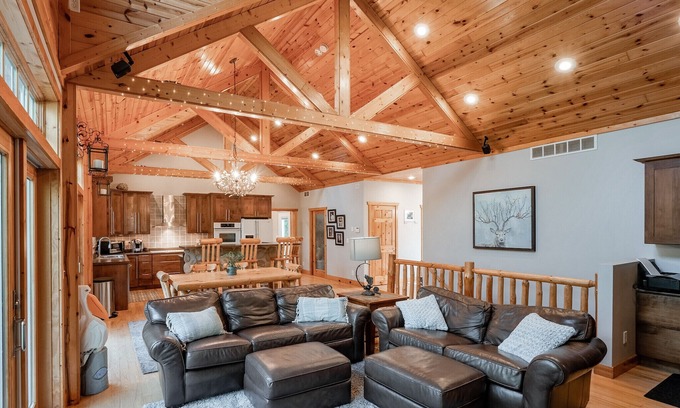 Comstock Cabin | Cabin Retreat - 90 minutes from Twin Cities - Can accommodate up to 10 people