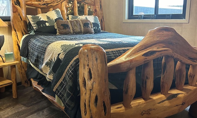 Heber Cabin | CABIN RETREAT-Great HUNTING LODGE! Escape the heat. 3 story treehouse! Hot tub!