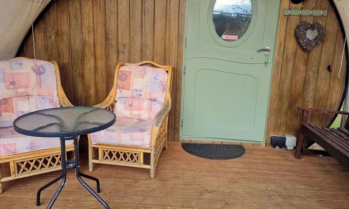 Winterbourne Stoke Cabin | Cabin - Sleeps 2 - Parking - Stonehenge Close