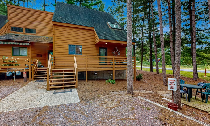 Wisconsin Dells House | Cabin Style Condo with shared pool, hot tub, golf, & much more!