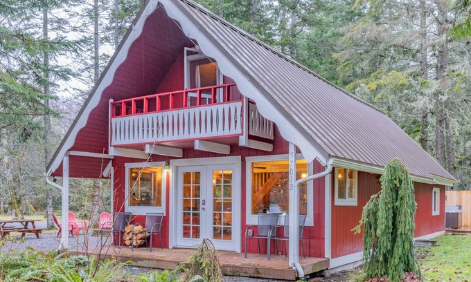 Ashford Ski Chalet | Cabin Vibes & Family Friendly w-Private Hot Tub Steps to Rainier