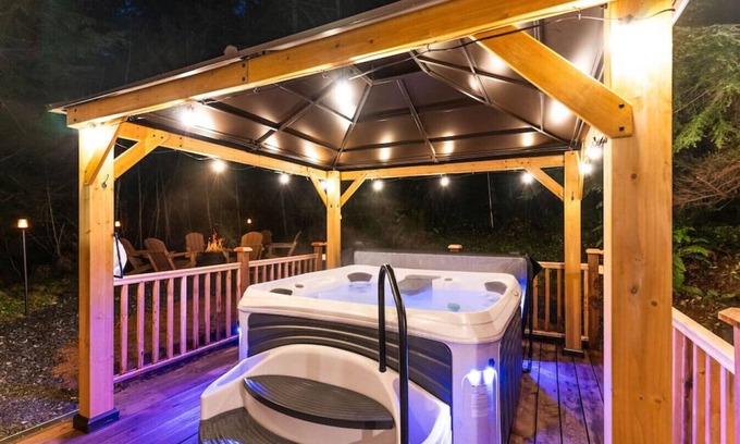Paradise Estates Cabin | Cabin w/Covered Hot Tub, Firepit, EV, generator, 5 miles to Mt Rainier entrance