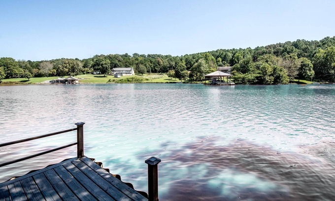 Vonore Cabin | Cabin w/ Dock-Fire Pit-Hot Tub-Updated Kitchen-On Tellico Lake-Bat Creek Cove-Great for Families!