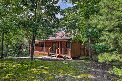 Pigeon Forge House | Cabin with Deck and Fireplace Less Than 3 Mi to Dollywood!