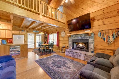 Hartford House | Cabin with Hot Tub and Fishing Pond in Del Rio!