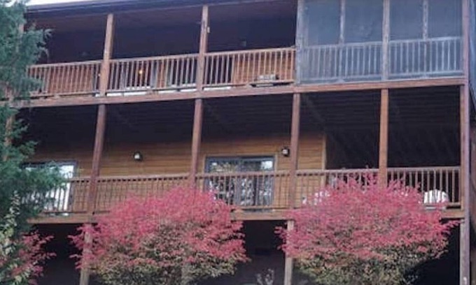 Lost River Cabin | Cabin with mountain view and gourmet kitchen.
