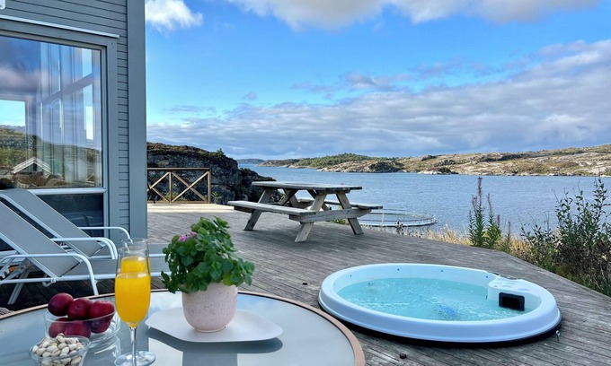 Steinsland Cabin | Cabin with panoramic views at the edge of the archipelago with outdoor hot tub