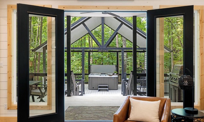 Broken Bow Cabin | Cabin Z Spacious Outdoor Deck and Party Deck Near Golf Course and Maze!