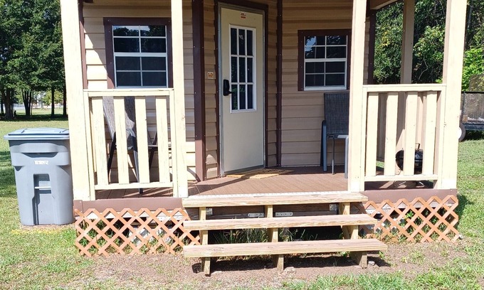 Folkston Cabin | Cabins alongside Railroad Tracks