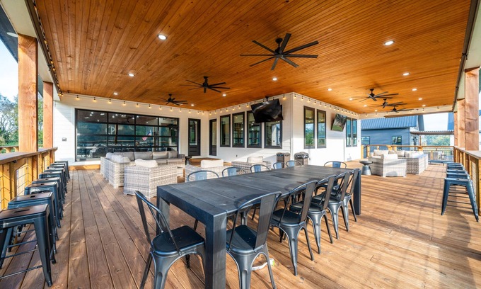 Glenwood Cabin | Caddo Patio: Waterfront cabin with large porch, game room, & theater room