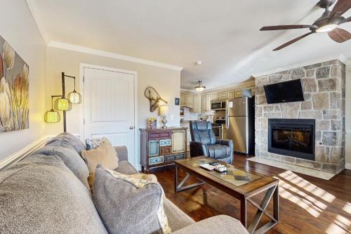 Townsend Hotel | Cades Cove Landing Condo-Little River Loft