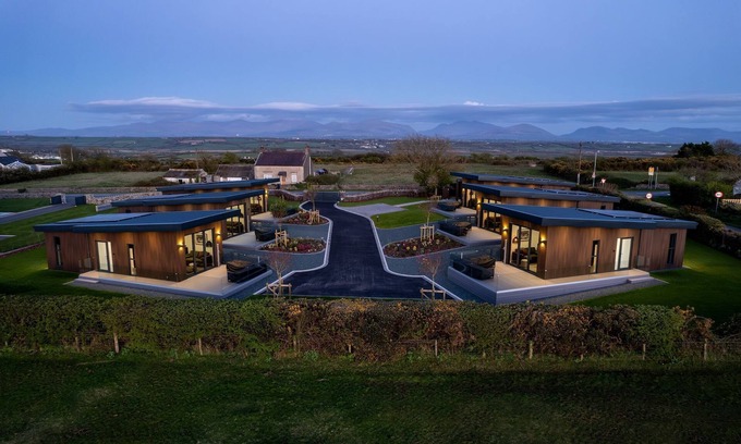 Llangefni Cottage | Cadnant Lodge - sleeps 4 guests in 1 bedroom