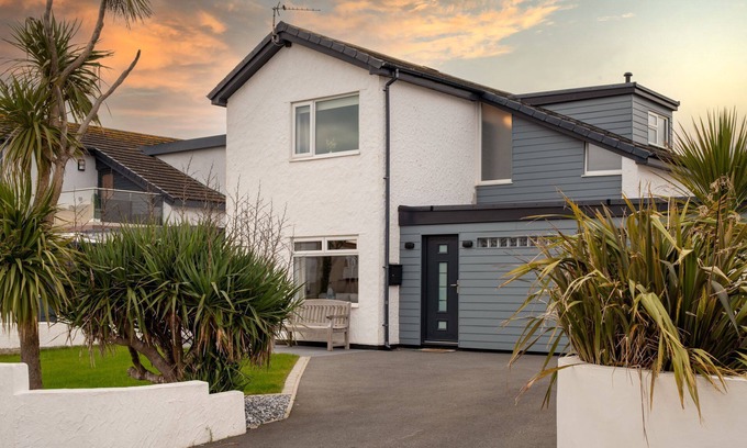 Rhosneigr House | Cae Cloc: 3-Bed Coastal Home in Rhosneigr | Managed by Anglesey Holiday Lettings