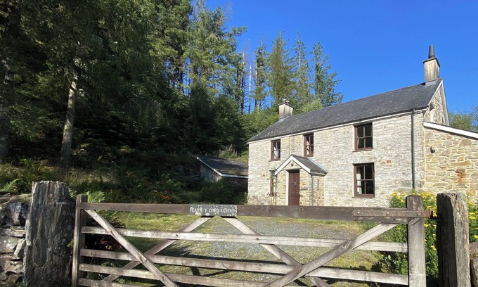 Talsarnau Cottage | CAE'N Y COED COTTAGE, pet friendly in Penrhyndeudraeth