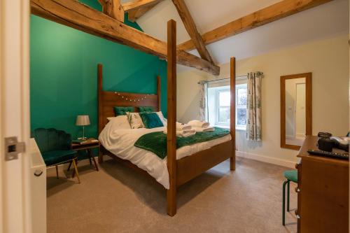 Hendrerwydd House | Caer Fedwen Barns Dyffryn Cottage King bed self catering with Hot Tub