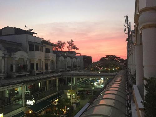 Patong House | Cafe de Paris
