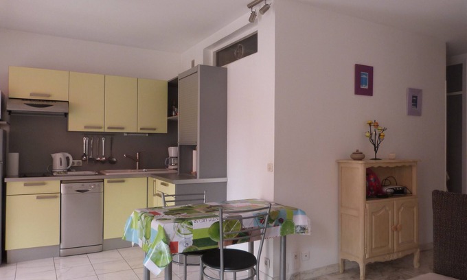 Cros-de-Cagnes Apartment | Cagnes sur mer 5 mn walk from the sea, quiet air-conditioned apartment with parking lot