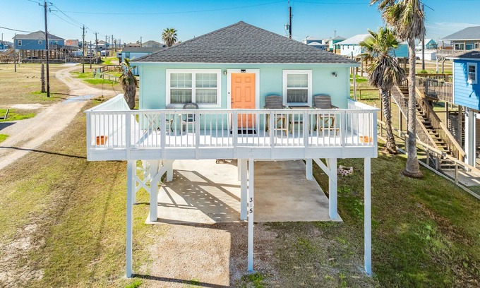Surfside Beach Cottage | Caisson Cottage - Cozy Home a Short Walk to the Beach