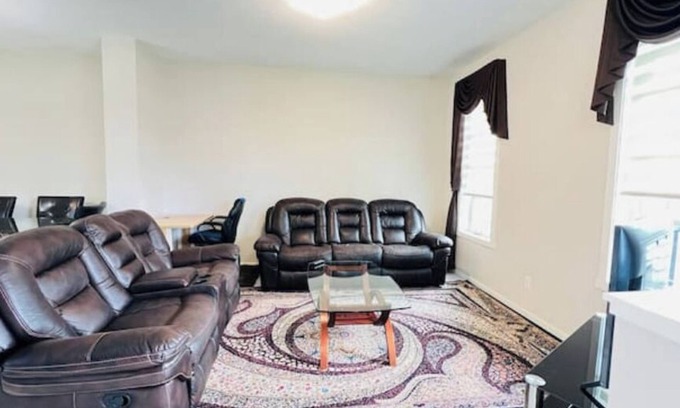 Calgary House | Calgary Airport Getaway Spacious 3BR Full Home