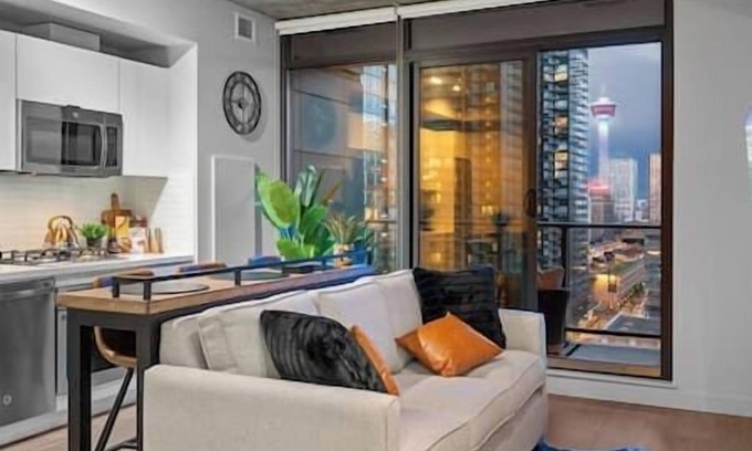 Connaught Apartment | Calgary Tower View | Mins to Saddledome| Pool |Gym