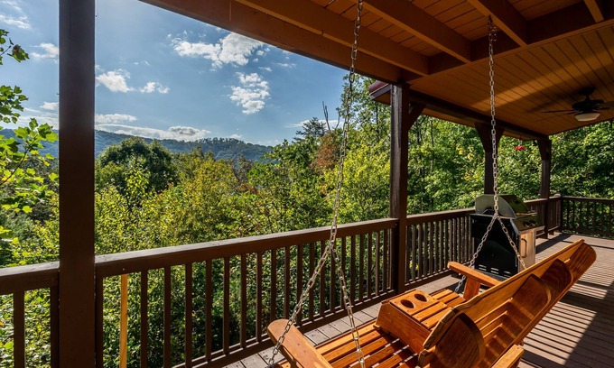 Blue Ridge Cabin | Calico Cabin Spacious mountain retreat 2 miles from downtown Blue Ridge, GA