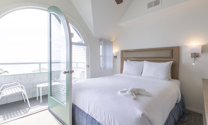Del Mar Hotel | California Coastal Charm in Del Mar! Outdoor Pool, Free Parking, Kitchenette!