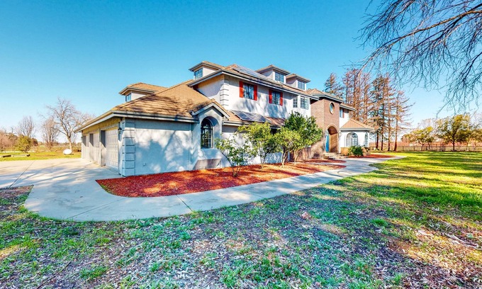 Brentwood House | California Countryside Estate - Pool, 22 Rooms