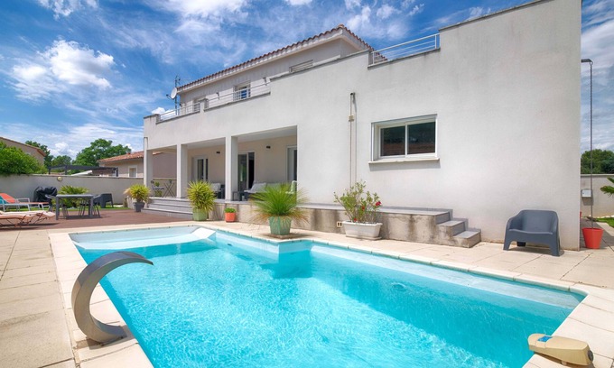 Avignon Villa | CALIFORNIAN VILLA WITH POOL AND TERRACES for 10 people