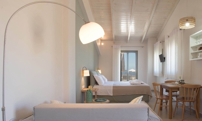 Gargaliani Apartment | Callisto Seaside - Actaea Queen Studio