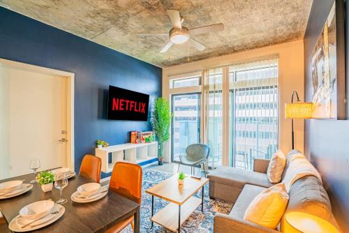 Evans Churchill Apartment | Calm 2BD - Central DT - Gym, Pool, Parking - Sleep 8