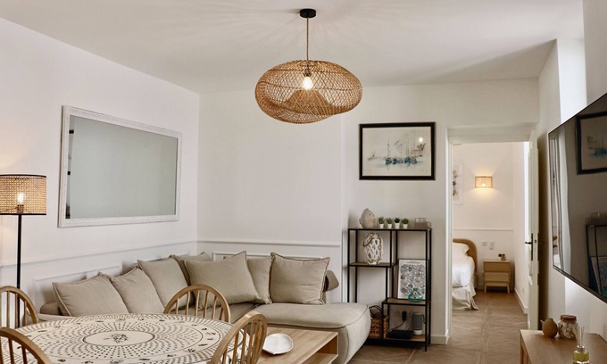 Antibes Old Town Apartment | Calm and Elegance in Old Antibes