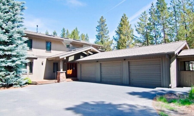 Sunriver House | Calm River Oasis with Hot Tub & Multi-Family Comfort