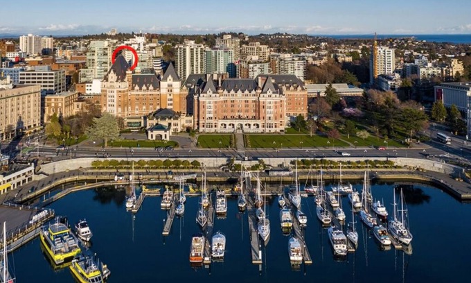 Downtown Victoria Condo | Calm Waters At The Falls - Pool, A/C, View, Sleeps 6 W/Parking.