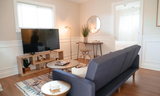 Chicago Apartment | Calm & Well-Equipped 2BR Chicago Apartment - Central Cozy
