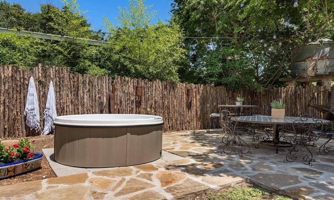 Fredericksburg House | Calmbach Cottage, great backyard plus hot tub