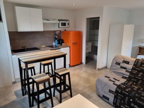 Faremoutiers Apartment | Calme Studio & WIFI Jardin Disneyland Paris 4 personnes