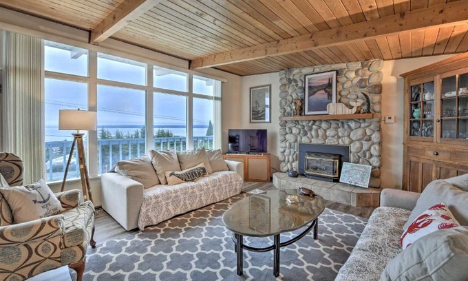 Camano Island House | Camano Island Home with Views and Private Beach Access