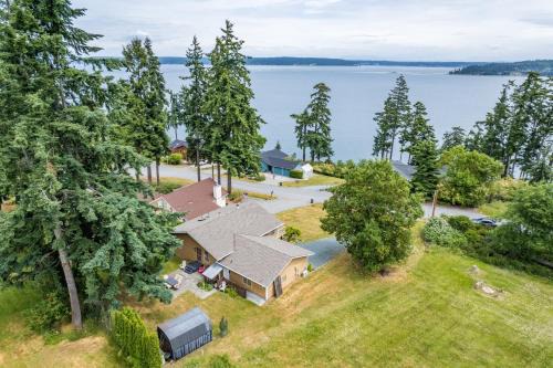 Greenbank House | Camano Vista Paradise by AvantStay Private Beach