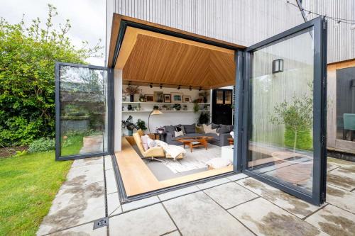 Cambridge House | Cambridge Skylit Serenity: Family-Friendly Retreat