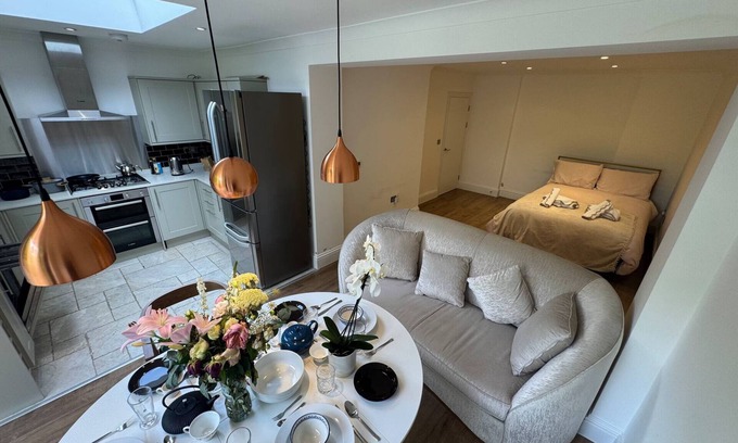 Cantelowes Apartment | Camden Garden Level luxury apartment
