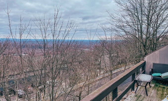 Village at Camelback Condo | Camelback mountain condo with incredible views! Quick walk to the slopes!