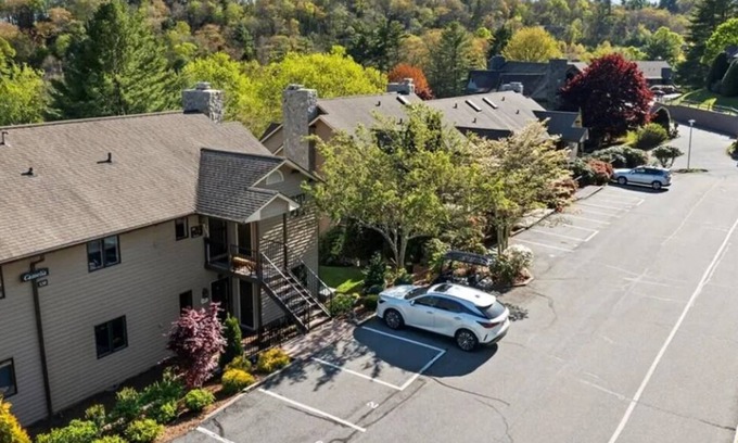 Blowing Rock Condo | Camelia 2: Chetola Resort Amenities! Walk to Downtown Blowing Rock!