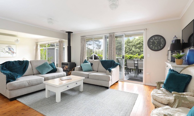 Wentworth Falls Cottage | Camellia Cottage. Quiet, Dog Friendly Haven.