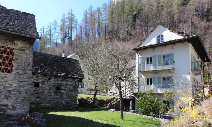 Brione House | Camera in Casa Eva