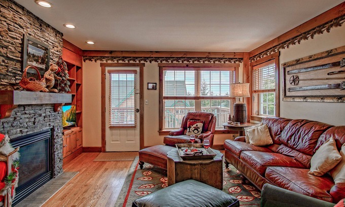 Snowshoe House | Camp 4 # 11: 3 Bedrooms + Bonus Sleeping Den, 3.5 Baths: Slope Side