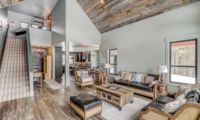 Cascade House | Camp 95 - Stunning Mountain Home - 4.5 Acres - Views - Hot Tub - Pet friendly - Private