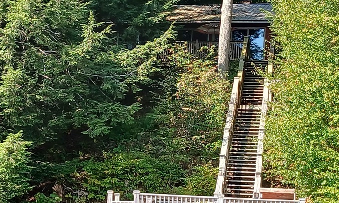 Woodgate House | Camp Kuchen- 3 bdrm lakefront on beautiful White Lake