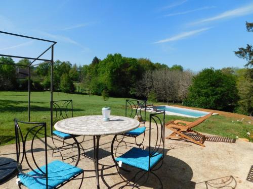 Carsac-Aillac House | Campagne et confort avec piscine chauffée