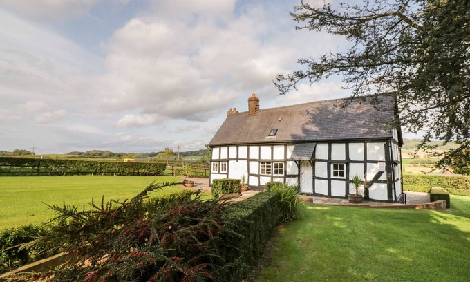 Shelsley Walsh Cottage | CAMPBELL, pet friendly, character holiday cottage in Martley